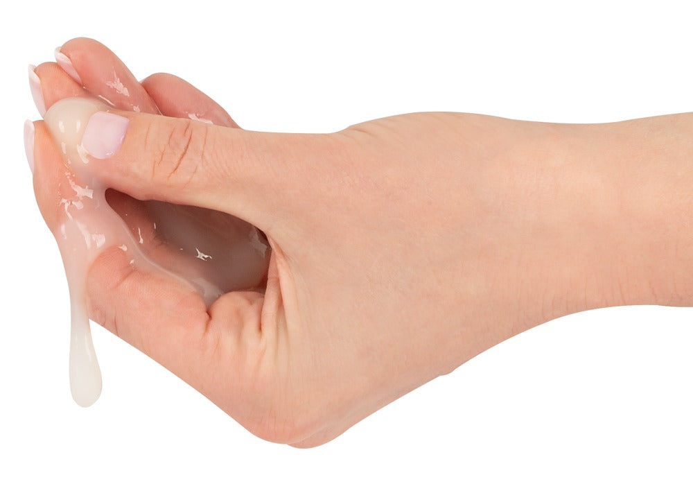 Eine weibliche Hand, die ein Gleitgel in den Fingern verschmiert.