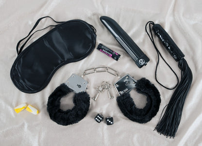 Erotisches Spielset mit Peitsche, Maske, Handschellen und Vibrator